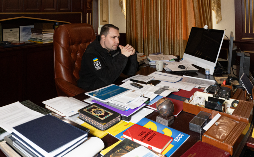 Журналісти знайшли у кабінеті Буданова незвичний червоний блокнот (ФОТО) - фото 2