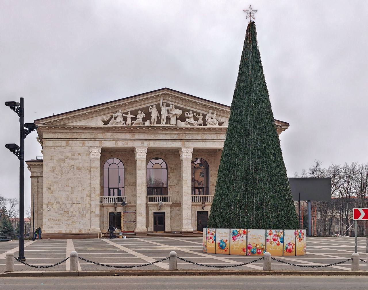 Цинізм без меж: окупанти показують комедію в драмтеатрі Маріуполя, де загинуло понад 600 людей - фото 2