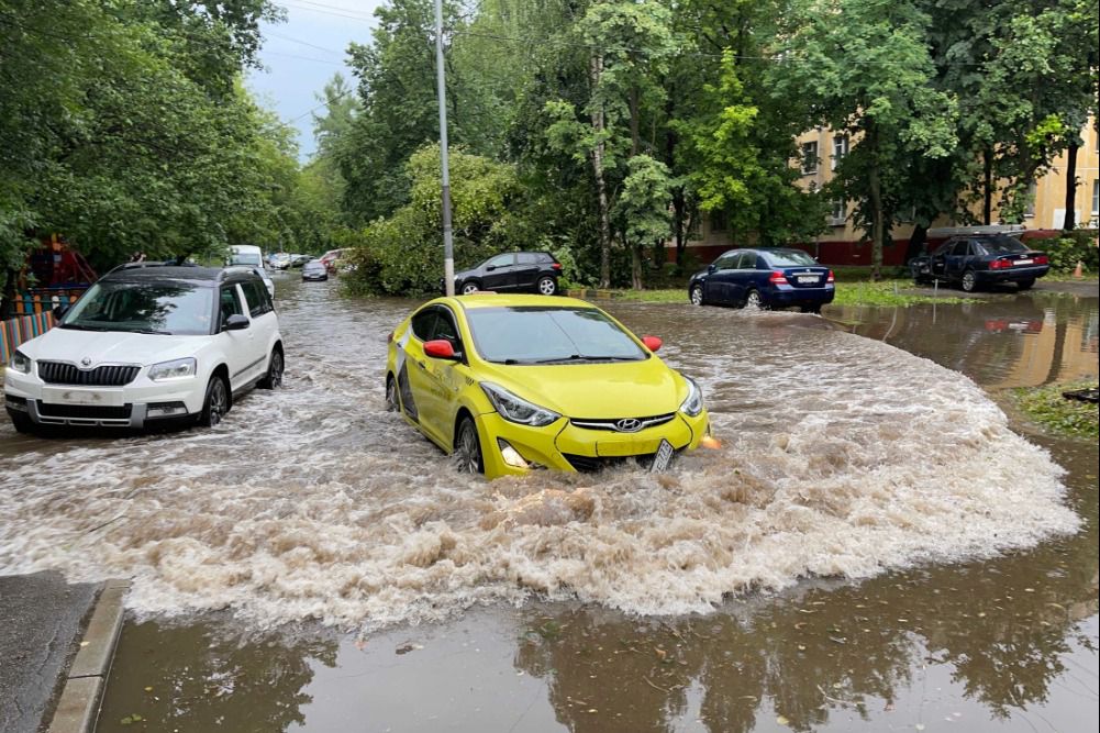 Затопленные такси и сорванные крыши: с какой непогодой столкнулась Москва (ФОТО, ВИДЕО) - фото 7