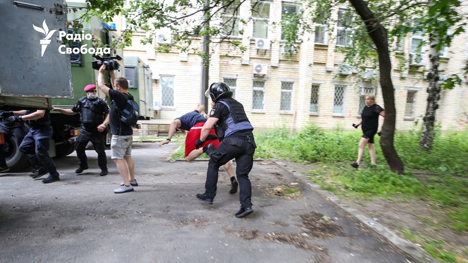 Дело Стерненко: копы избивают безоружных активистов под судом (ФОТО) - фото 2