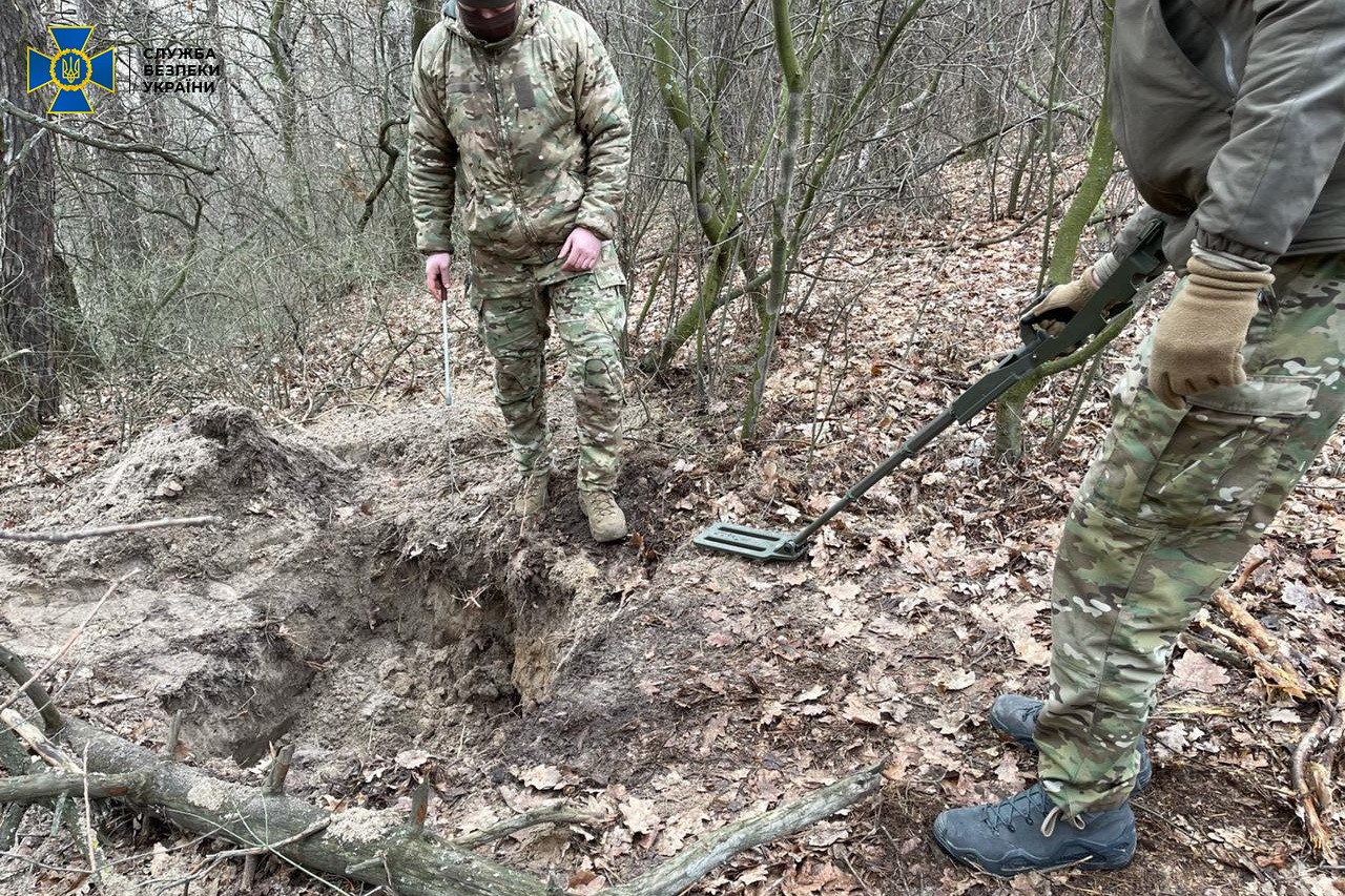 В Украине работал боевик «ЛНР»: где найдено его склад оружия (ФОТО, ВИДЕО) - фото 5
