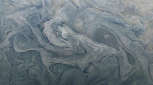 Космический аппарат NASA прислал на Землю новые фотографии крупнейшей планеты Солнечной системы (ФОТО)  - фото 2