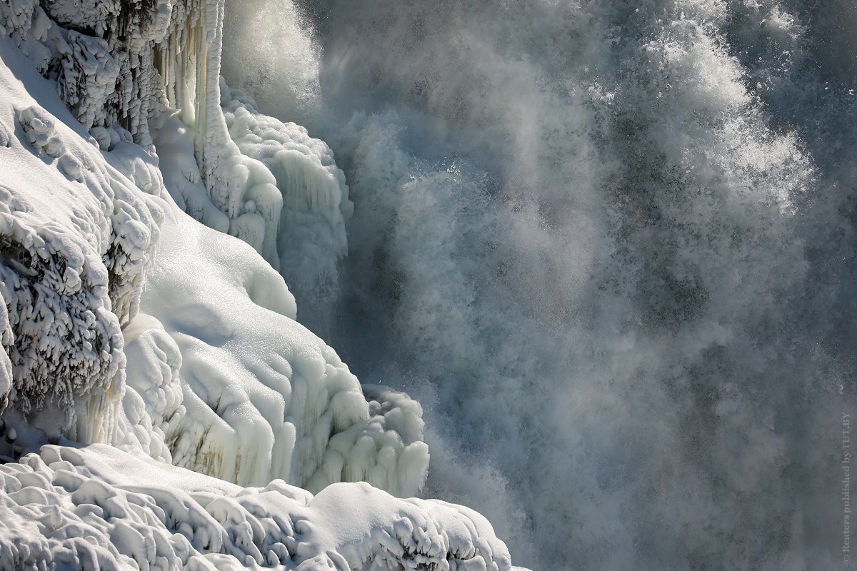 Невероятные фото: в США замерз Ниагарский водопад - фото 4