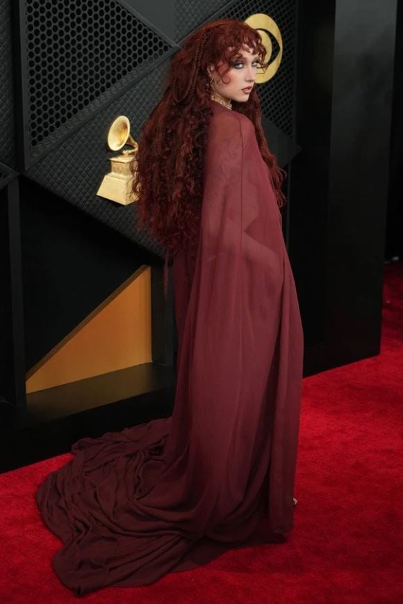 Эпатаж на красной дорожке: Чаппелл Роун поразила «Грэмми-2026» держащимся на пирсинге платьем - фото 2 Эпатаж на красной дорожке: Чаппелл Роун поразила «Грэмми-2026» держащимся на пирсинге платьем - фото 2