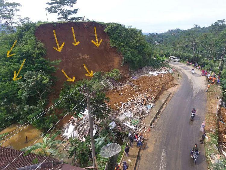 Индонезию накрыли масштабные наводнения: стихия уносит жизни людей (ФОТО)  - фото 3