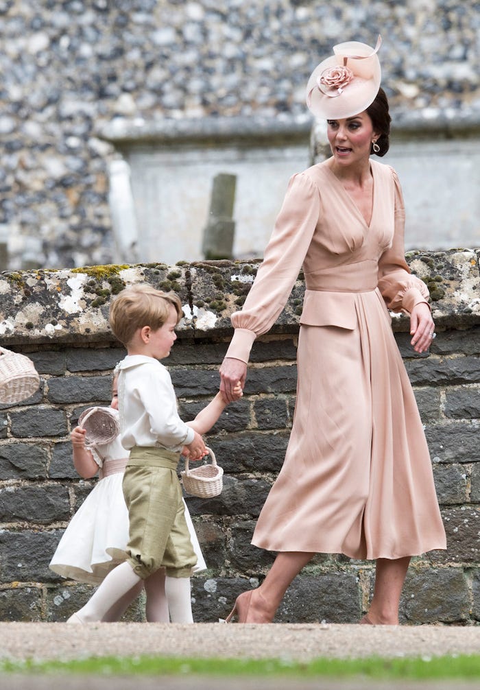 Фотофакт: самые дорогие наряды, которые носили члены британской королевской семьи - фото 12