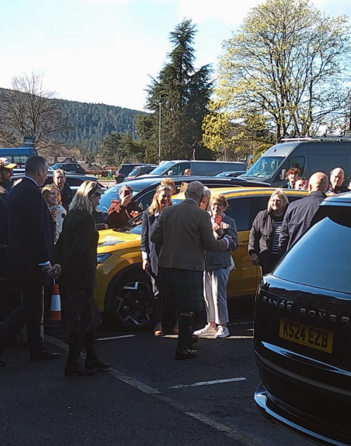 Короля Чарльза спіймали за походом у сільський магазин алкоголю: місцеві в шоці (ФОТО) - фото 2