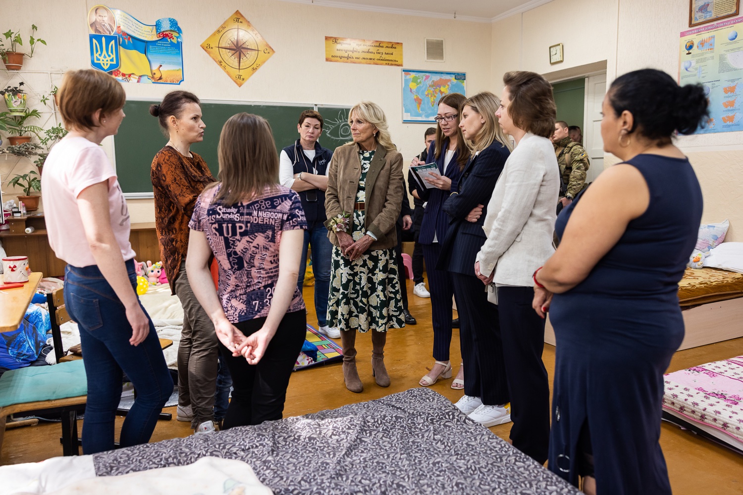 Візит першої леді США: Джилл Байден зустрілася з переселенцями в Ужгороді (ФОТО) - фото 4