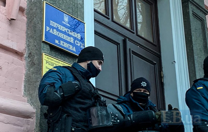 Под Печерским судом собрались сторонники Порошенко: рядом - несколько автозаков (ФОТО)  - фото 3