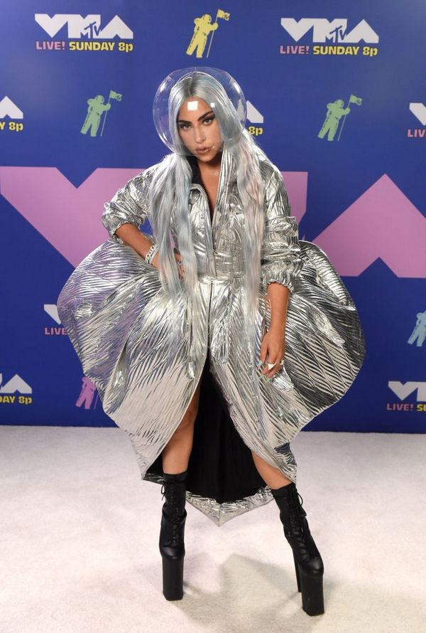 MTV Video Music Awards 2020: самые эффектные наряды звезд - фото 2