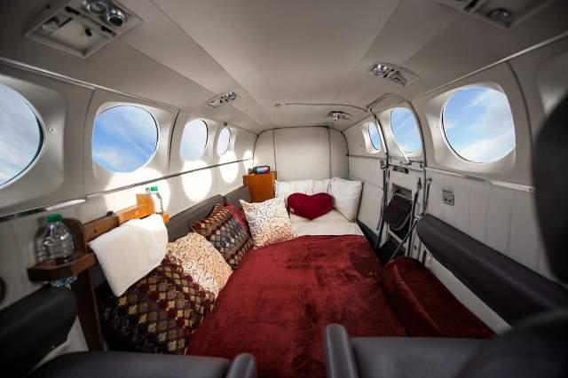 Шесть мест и двуспальная кровать: в США запустили авиарейсы для занятий сексом в воздухе (ФОТО)  - фото 2