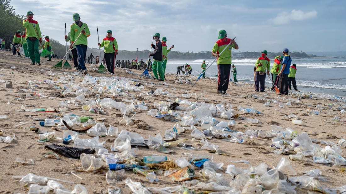 Популярний пляж на Балі завалений тоннами сміття: в мережі опубліковані фото - фото 3