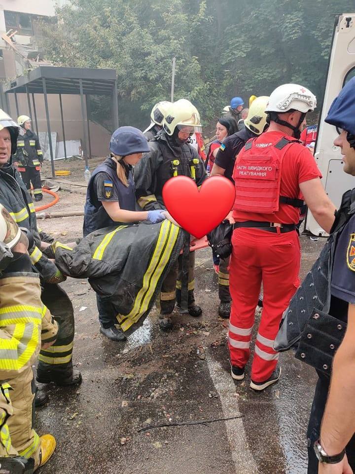 Спасатели показали страшные кадры поиска людей в Киеве под завалами после удара РФ - фото 4