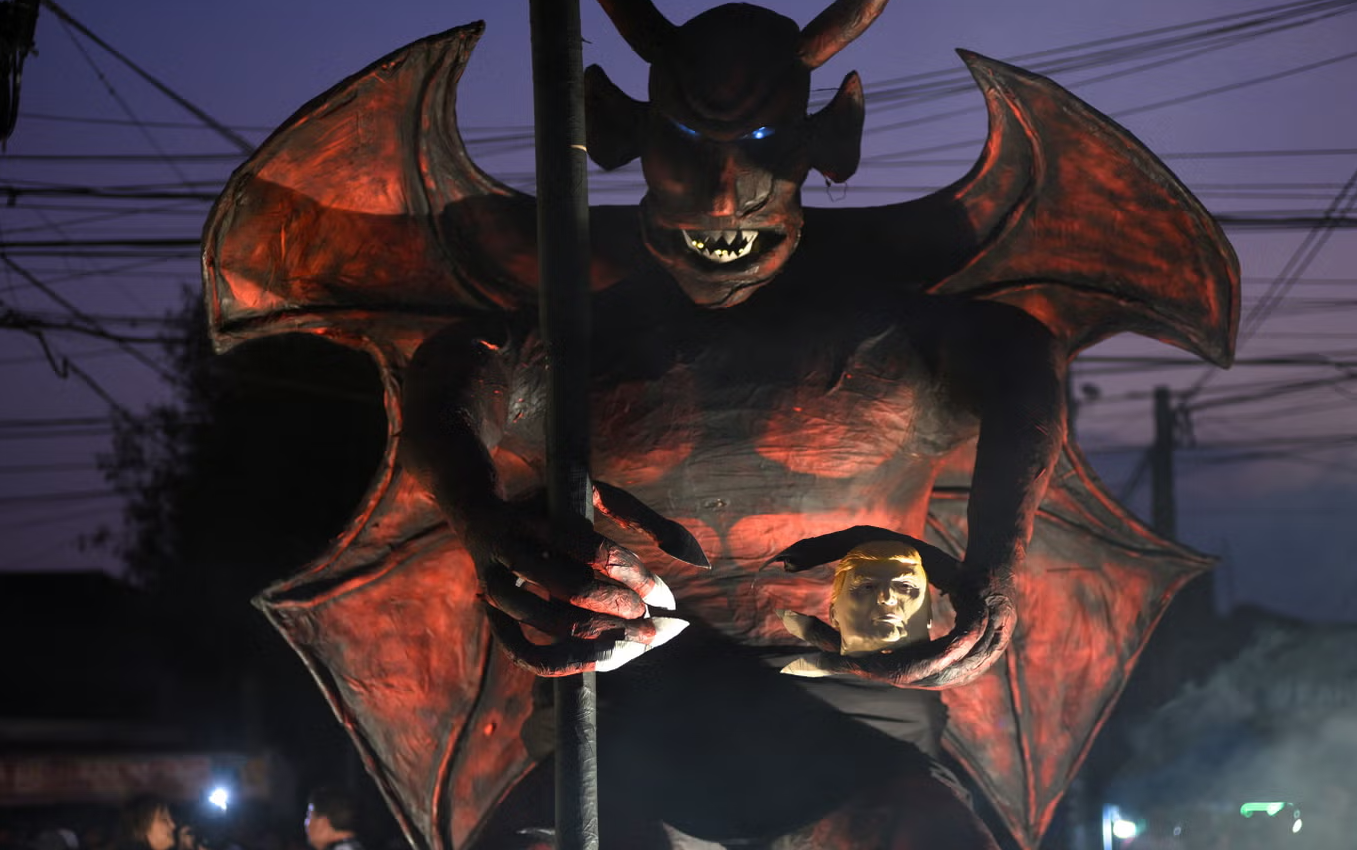 В Гватемале сожгли обезглавленное чучело Трампа в руках дьявола (ФОТО, ВИДЕО) - фото 2 В Гватемале сожгли обезглавленное чучело Трампа в руках дьявола (ФОТО, ВИДЕО) - фото 2