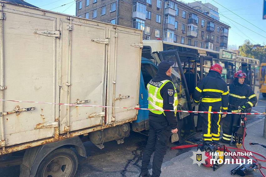 У ДТП в Києві загинула пасажирка маршрутки та ще є травмовані: що буде винному - фото 3