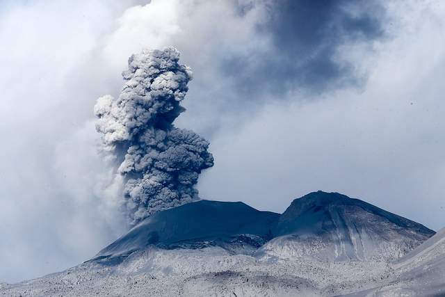 На Аляске одновременно начали извергаться сразу три вулкана - фото 2