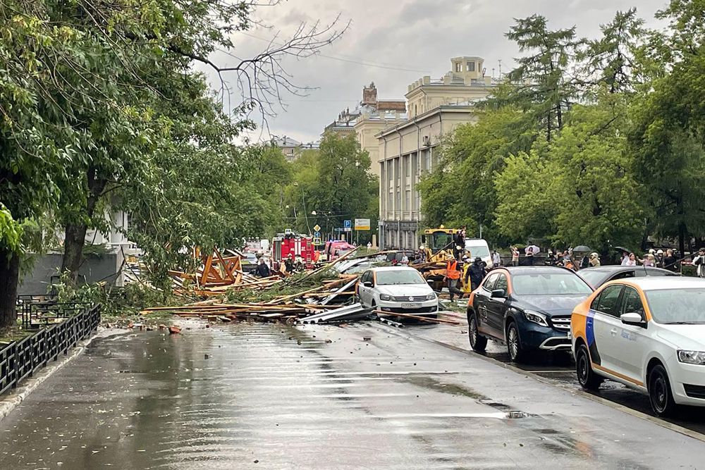 Затопленные такси и сорванные крыши: с какой непогодой столкнулась Москва (ФОТО, ВИДЕО) - фото 6