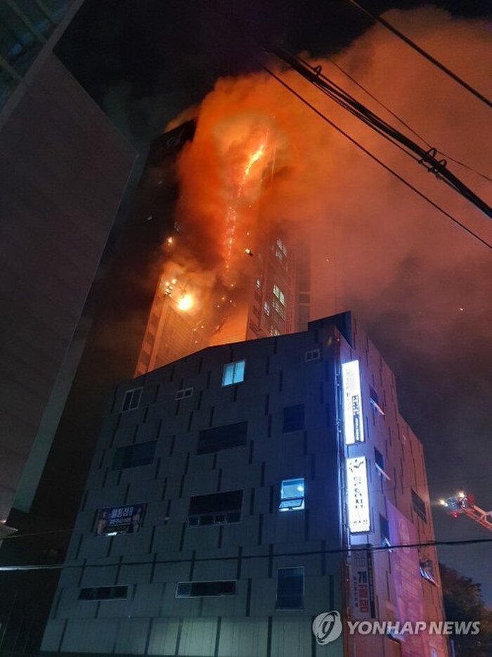 ФОТОФАКТ: В Южной Корее горит 33-этажный дом - фото 6