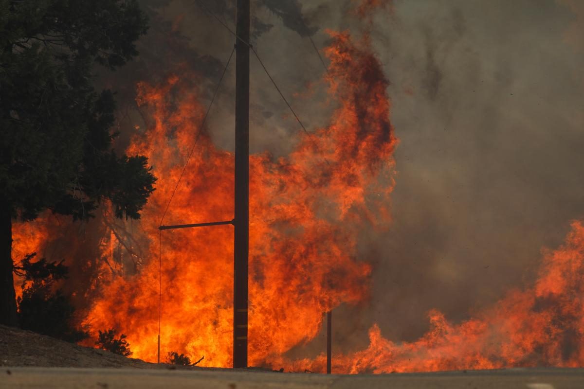 Лесные пожары в США: огонь стремительно приближается к Лос-Анджелесу (ФОТО) - фото 2