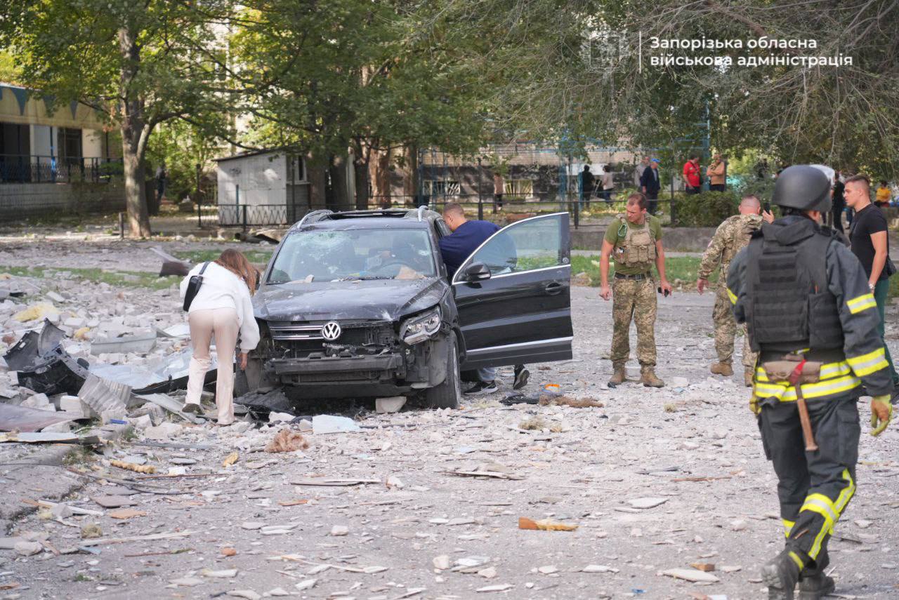 Обстріл Запоріжжя: ворог скинув КАБи на житлову забудову (ОНОВЛЕНО) - фото 2