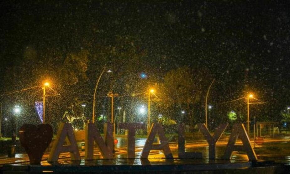 Впервые в 21 веке: популярный среди украинцев турецкий курорт засыпало снегом (ФОТО) - фото 2