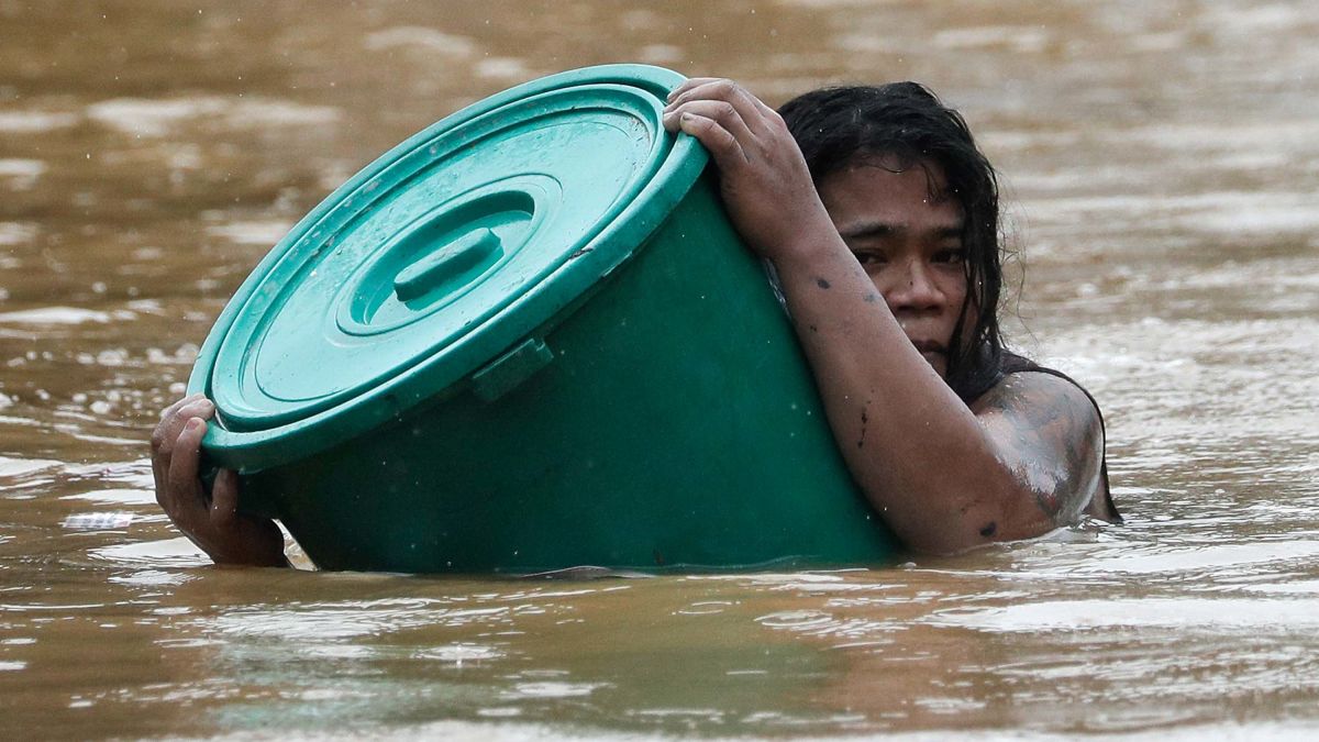 Сильнейший за последние 10 лет тайфун обрушился на Филиппины - сообщается о десятках погибших - фото 5