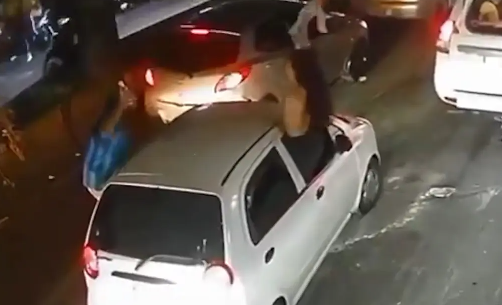 Сняла лифчик и выпала из авто: колумбийская фанатка оконфузилась на ЧМ-2026 (ФОТО) - фото 2 Сняла лифчик и выпала из авто: колумбийская фанатка оконфузилась на ЧМ-2026 (ФОТО) - фото 2