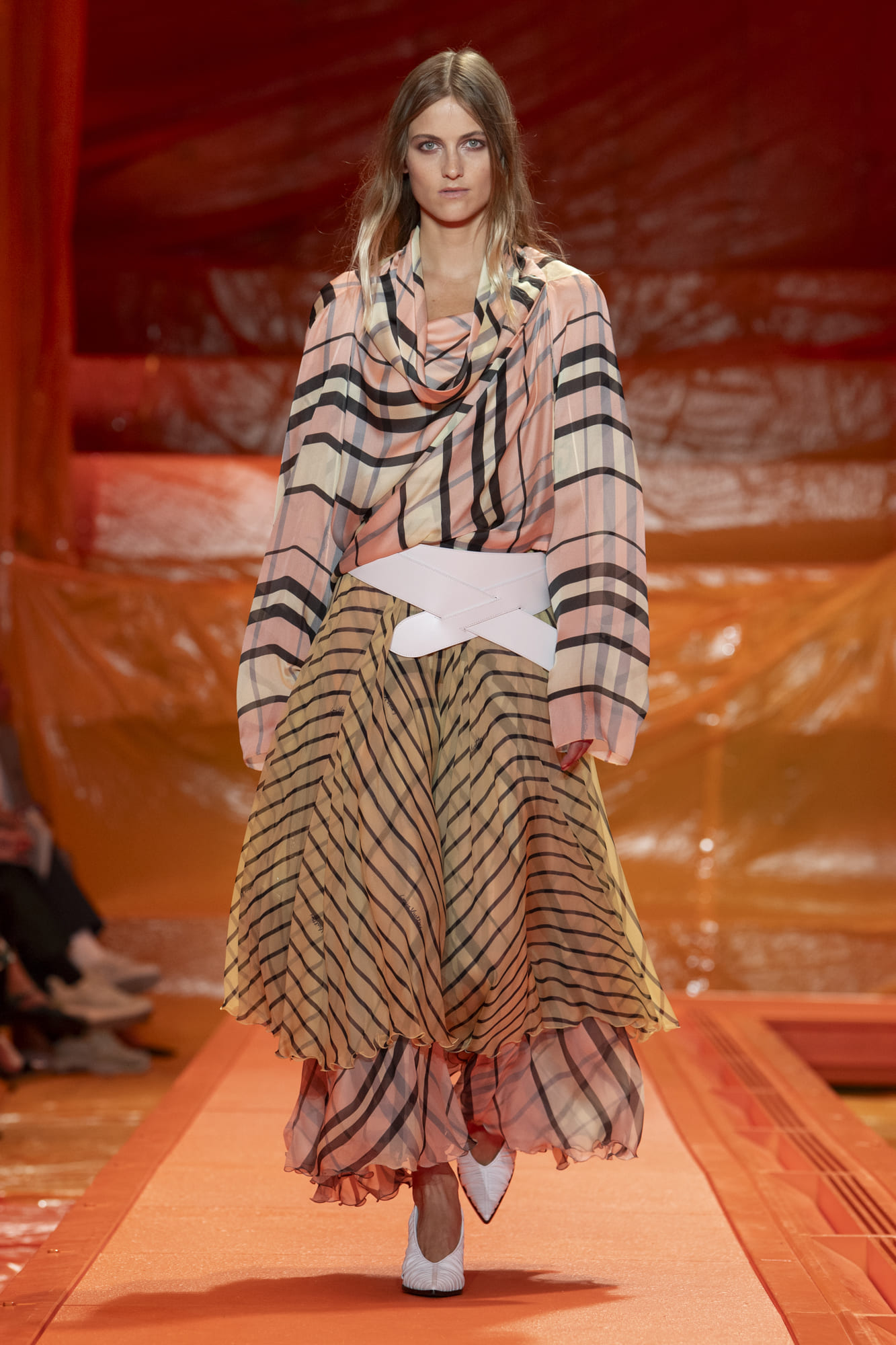  Розы на платьях, седые Хелен Миррен и Энди МакДауэлл на подиуме и прощальная коллекция Сары Бартон для Alexander McQueen: подробности Paris Fashion Week - фото 11