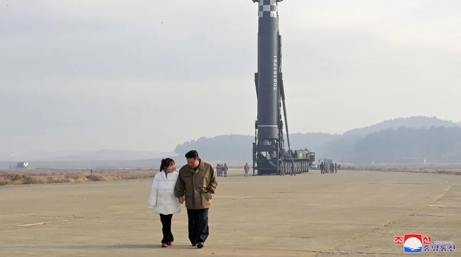 Ким Чен Ын впервые официально показал дочь. Что известно о семье диктатора (ФОТО) - фото 4