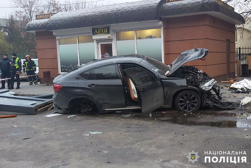 Страшна ДТП у Хмельницькому: п’яний водій в’їхав в зупинку з людьми (ВІДЕО) - фото 4