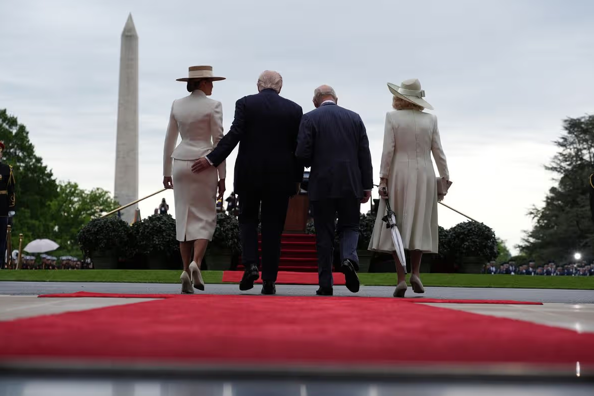 Трамп оконфузился на встрече с королевскими супругами: кого хлопнул по ягодицам (ФОТО) - фото 2