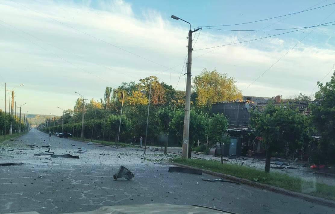 Весь город в огне: оккупанты сбросили 5 фугасных авиабомб утром 25 мая - фото 2