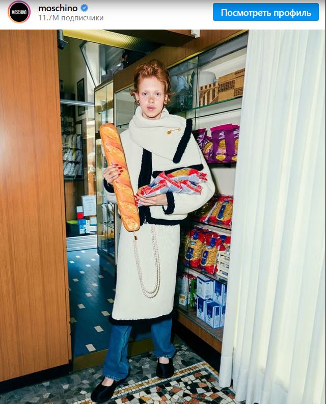 Смелый сюрреализм: Moschino представил аксессуары, имитирующие обычные бытовые вещи - фото 2 Смелый сюрреализм: Moschino представил аксессуары, имитирующие обычные бытовые вещи - фото 2