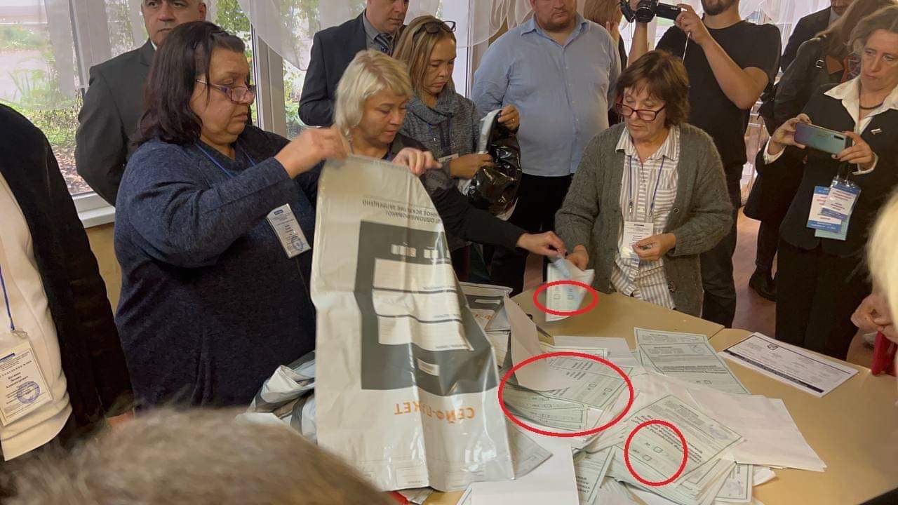 На псевдореферендуме россияне считали пустые бюллетени (ФОТО) - фото 2