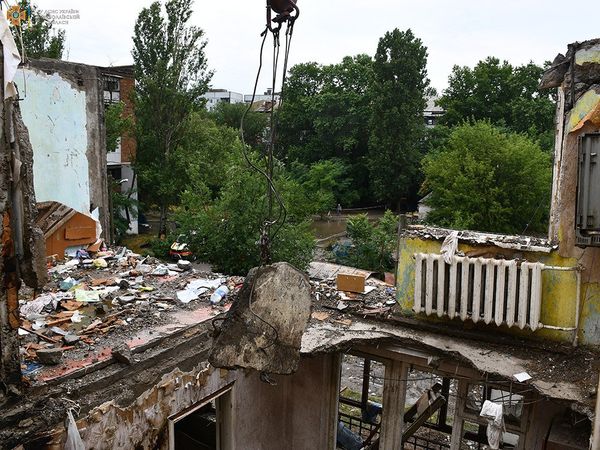 Возросло количество погибших в результате обстрела дома в Николаеве и ТРЦ в Кременчуге (Фото) - фото 7