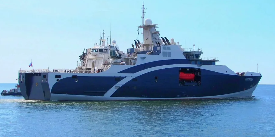 Для Путина построили новую яхту, замаскированную под корабль ВМФ РФ (ФОТО) - фото 2 Для Путина построили новую яхту, замаскированную под корабль ВМФ РФ (ФОТО) - фото 2