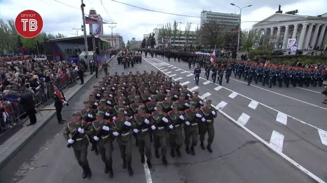 В окупованому Донецьку провели ”військовий парад” (Фото) - фото 3
