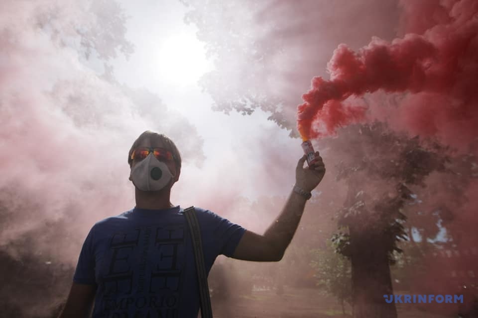 Біля Верховної Ради палять димовухи і викликають нардепа на дуель - фото 3