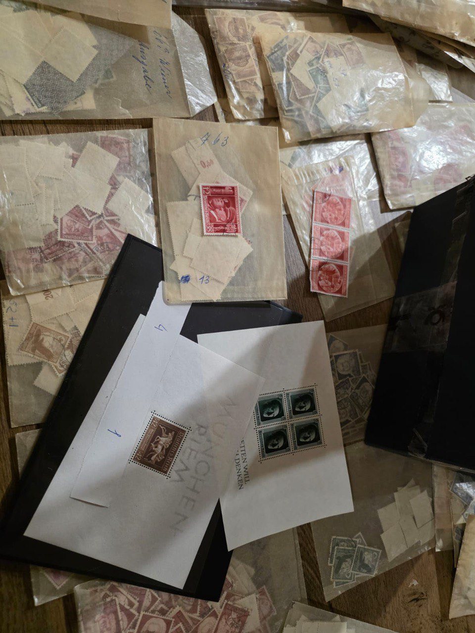 В Україну намагалися ввезти тисячі марок з нацистською символікою: що відомо - фото 2