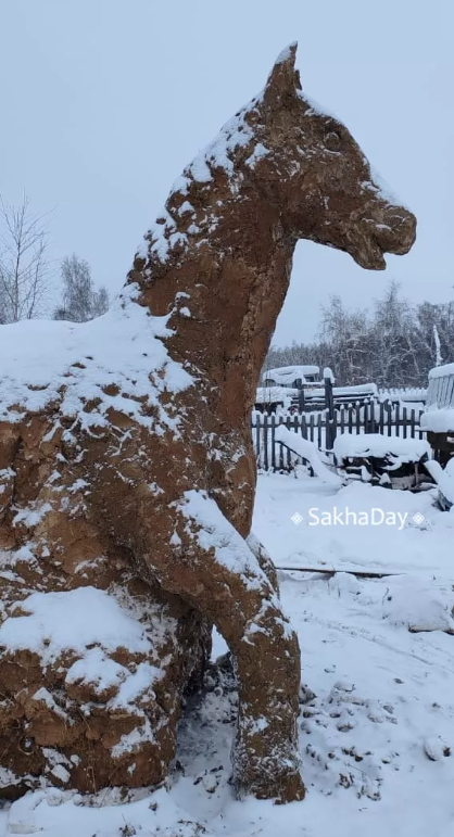 У Росії представили символ 2026 року: коня зі замороженого лайна (ФОТО) - фото 2 У Росії представили символ 2026 року: коня зі замороженого лайна (ФОТО) - фото 2