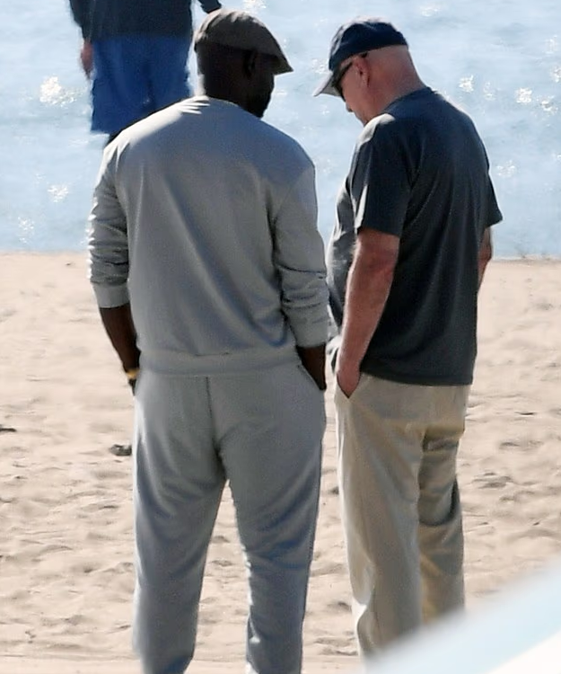 Появились новые фото 70-летнего Брюса Уиллиса: как выглядит культовый актер с тяжелой болезнью - фото 2 Появились новые фото 70-летнего Брюса Уиллиса: как выглядит культовый актер с тяжелой болезнью - фото 2