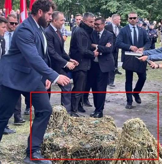 Навроцкий попал в скандал из-за выступления на украинском кладбище: в Польше скрыли кресты (ФОТО) - фото 2