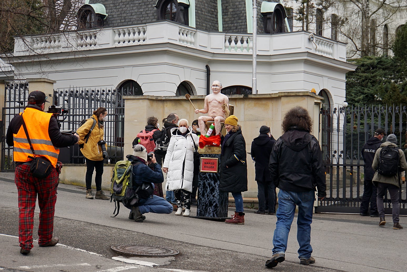 В Чехии установили статую голого Путина: где и зачем (ФОТО, ВИДЕО) - фото 6