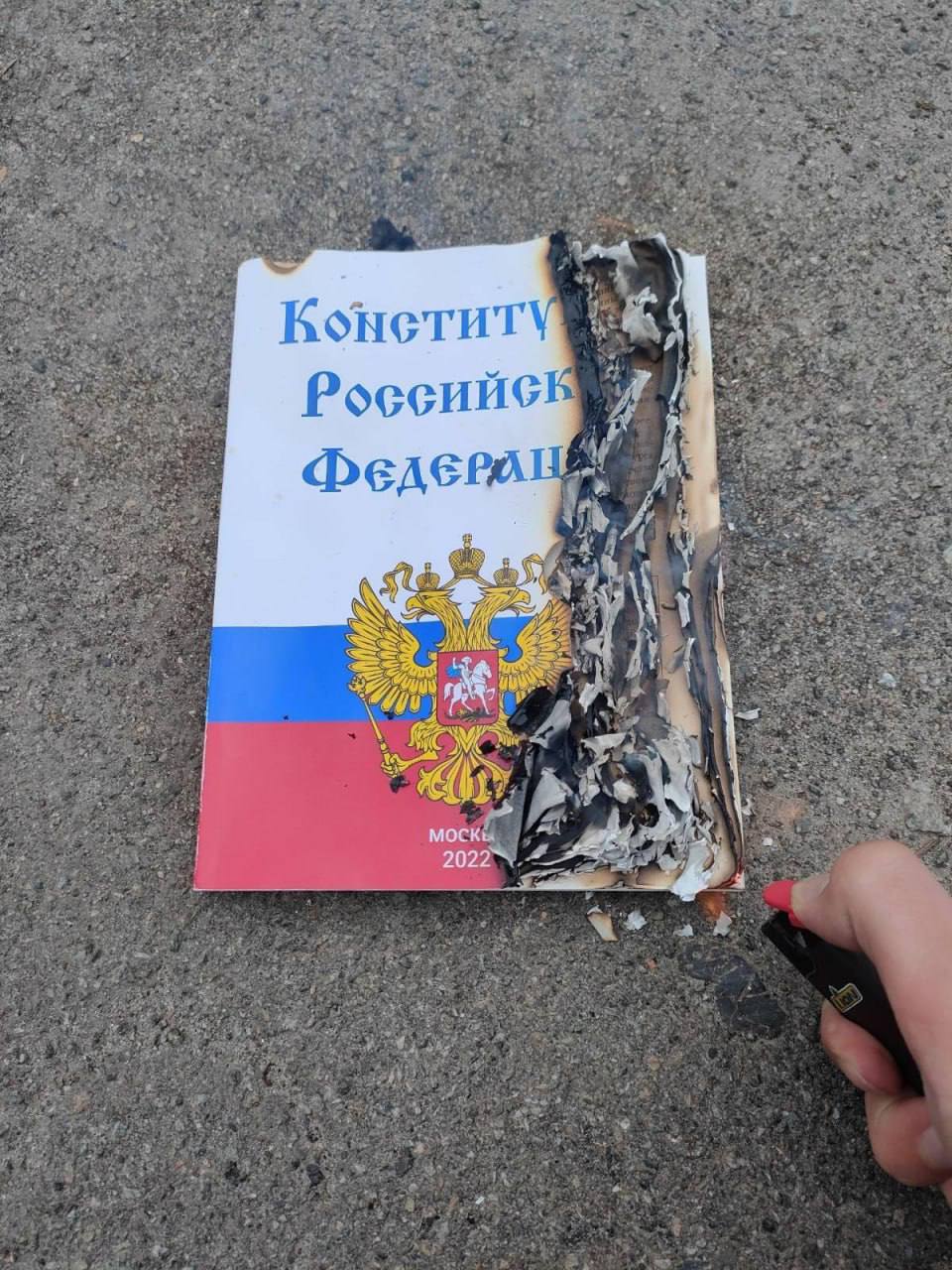 В окупації школярі спалили конституцію РФ (ФОТО) - фото 2