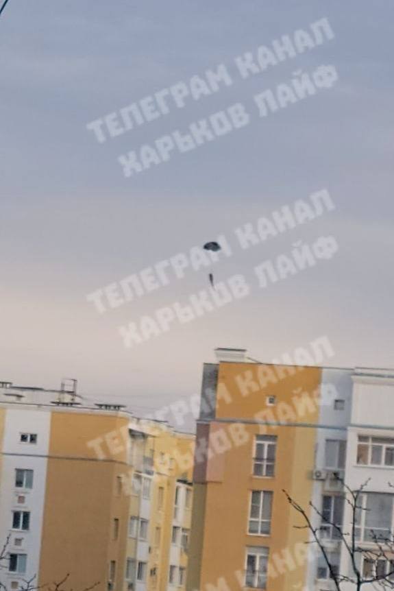 Новая угроза с неба: в Харькове приземлились сбитые российские дроны на парашютах - фото 2