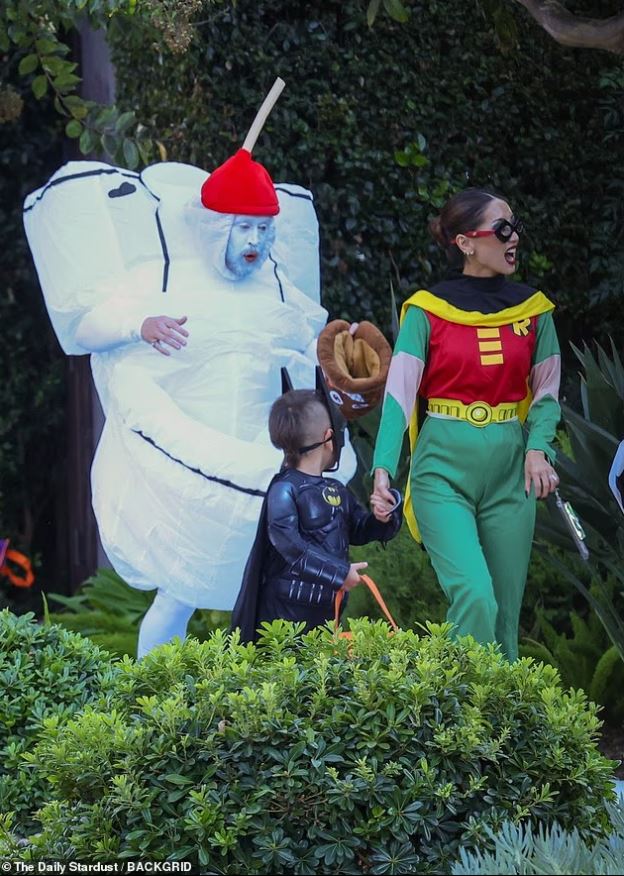 Зірка «Сам удома» вбрався у костюм туалета на Хелловін (ФОТО) - фото 2