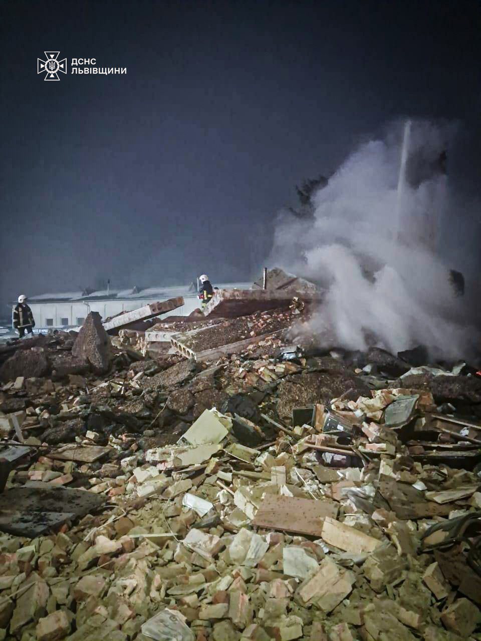 Во Львовской области спасатели ликвидируют последствия мощного взрыва (ФОТО, ВИДЕО) - фото 2