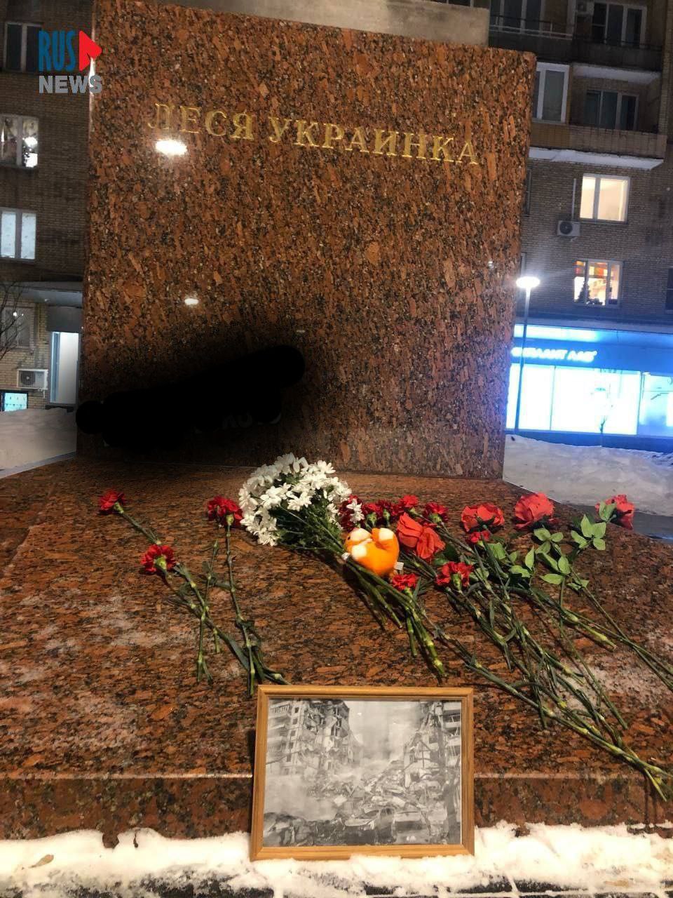 В Москве появился мемориал жертвам ракетных обстрелов по дому в Днепре - фото 2