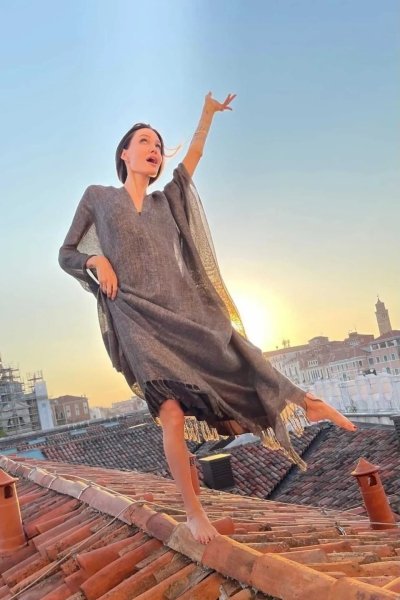 Анджелина Джоли прогулялась по крыше в Венеции (ФОТО) - фото 3