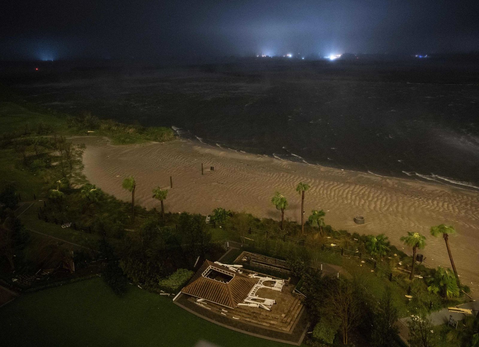 Опубликованы ужасающие фото последствий тропического шторма «Лаура» в США - фото 21